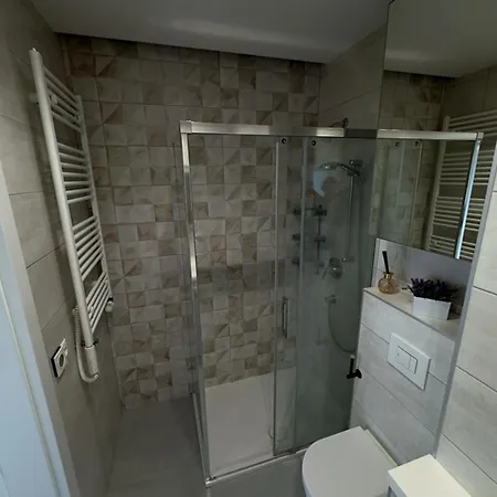 Stylish With Ac & Balcony דירה